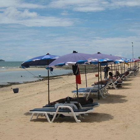 Baan Talay Hotel Pattaya Bagian luar foto