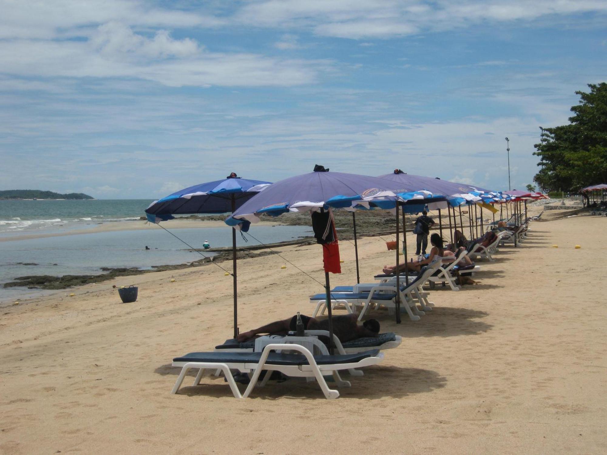 Baan Talay Hotel Pattaya Bagian luar foto