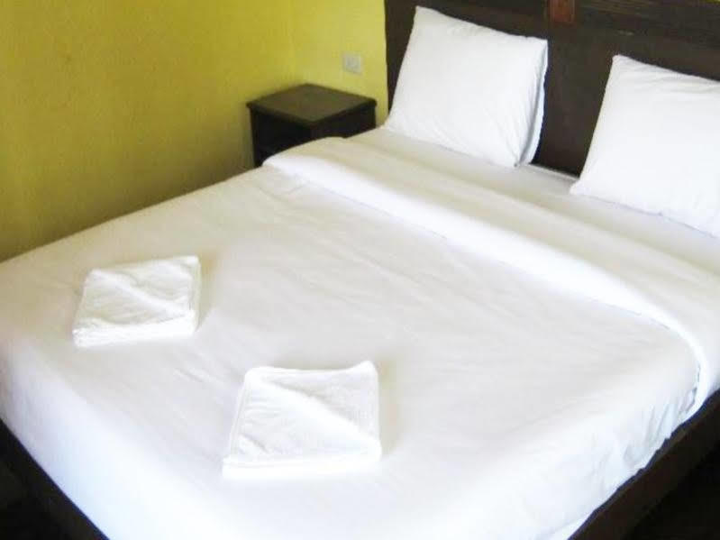 Baan Talay Hotel Pattaya Bagian luar foto