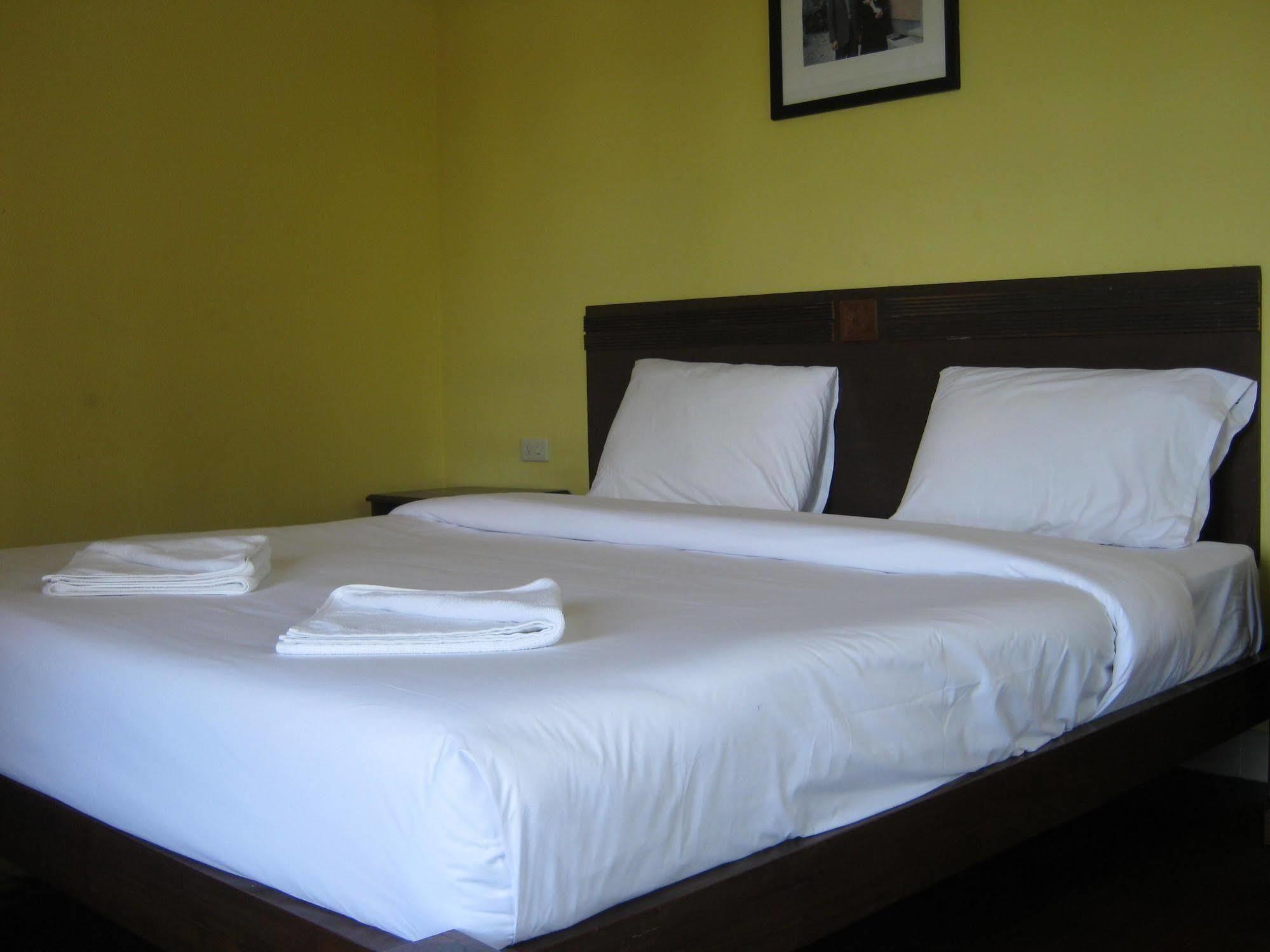 Baan Talay Hotel Pattaya Bagian luar foto