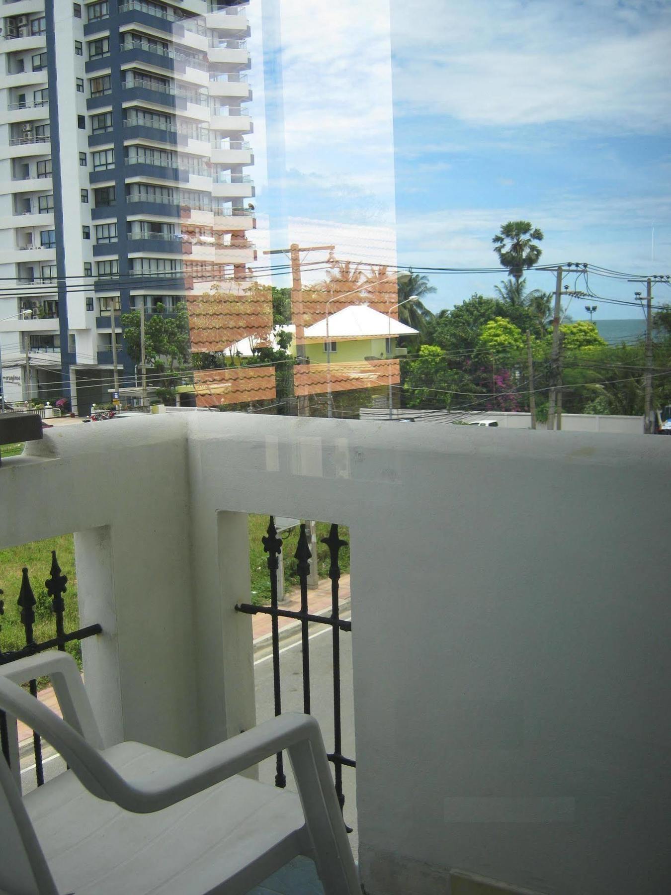 Baan Talay Hotel Pattaya Bagian luar foto