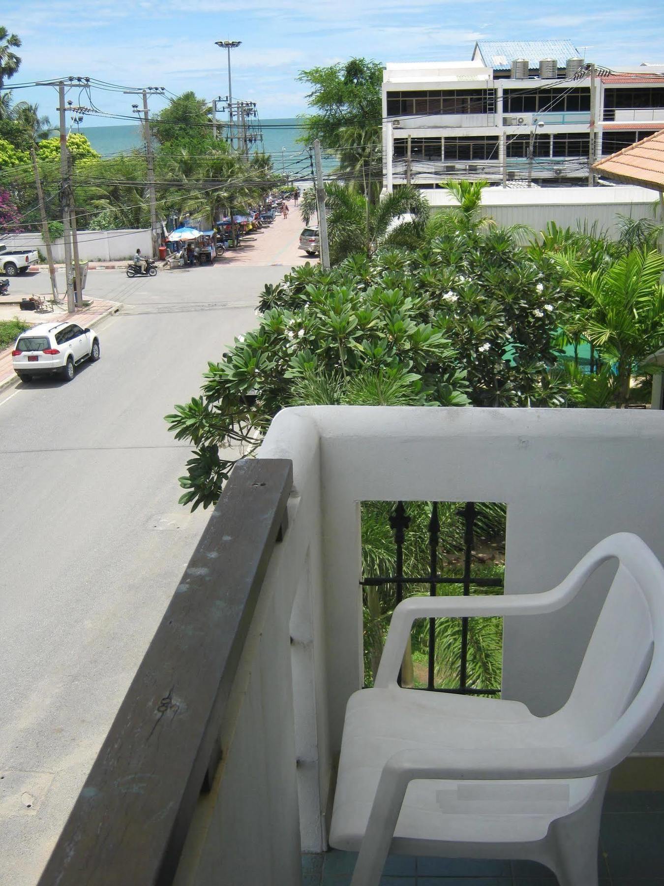 Baan Talay Hotel Pattaya Bagian luar foto