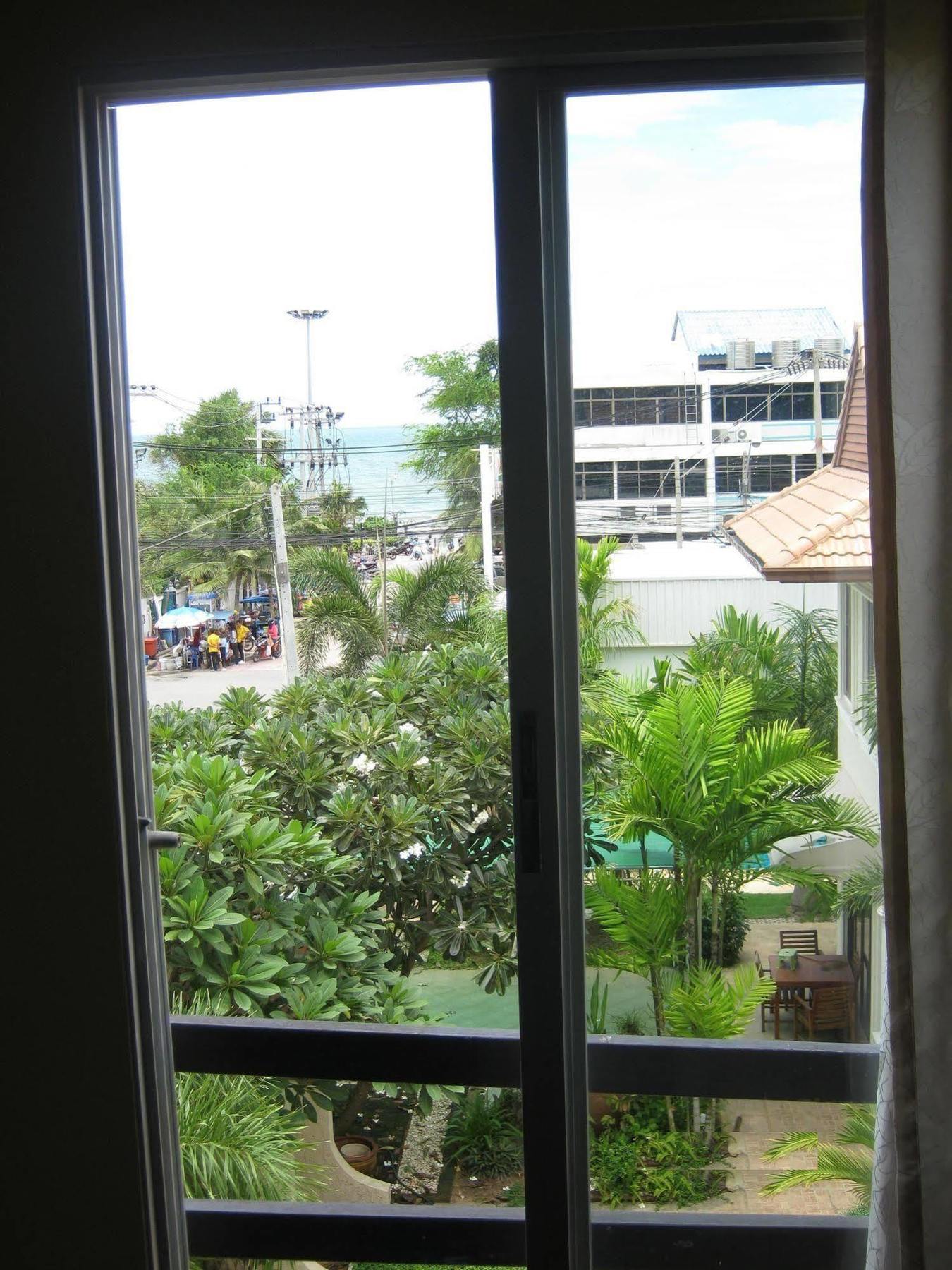 Baan Talay Hotel Pattaya Bagian luar foto