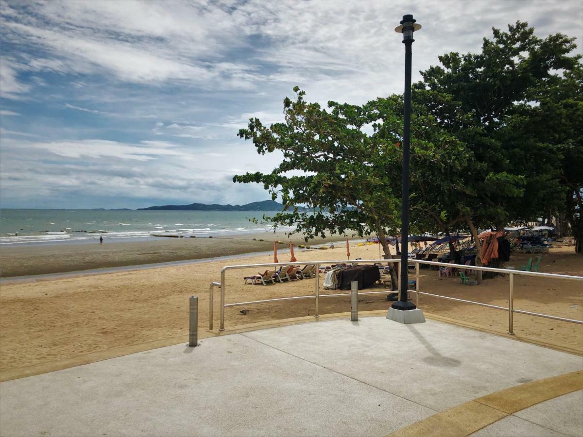 Baan Talay Hotel Pattaya Bagian luar foto